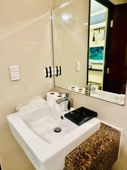One Uptown Residences Bgc タギッグ エクステリア 写真